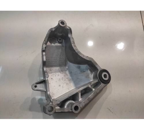 Кронштейн опоры двигателя