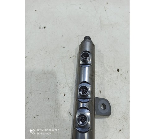 Топливная рампа правая