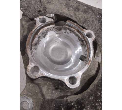 Кулак поворотный передний левый