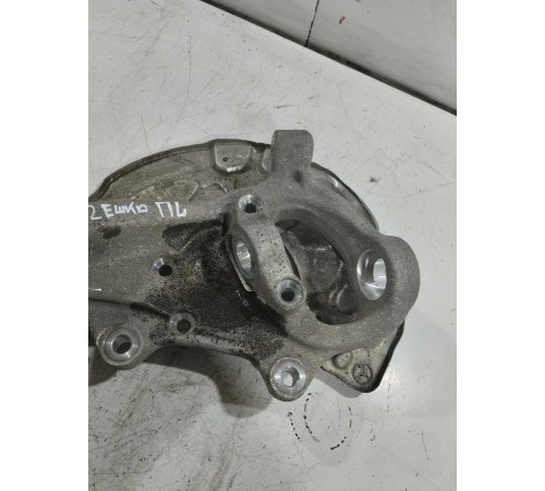 Кулак поворотный передний левый