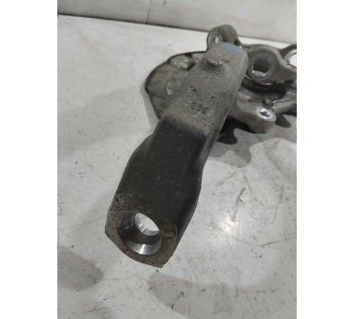 Кулак поворотный передний левый