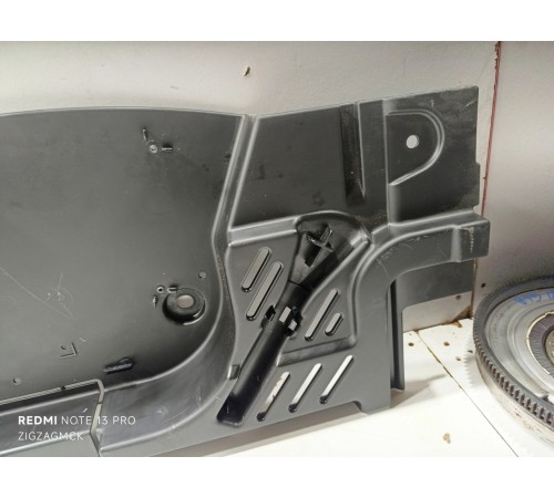 Инструментальный ящик багажника