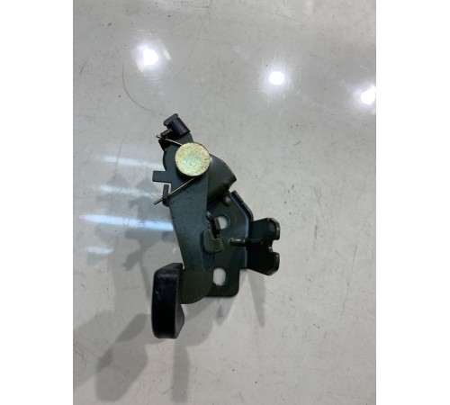 Кнопка открывания капота