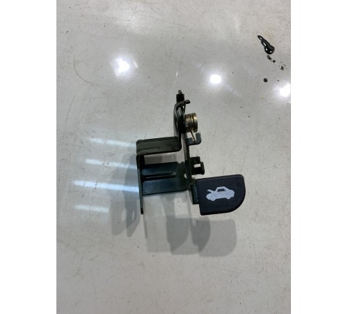 Кнопка открывания капота