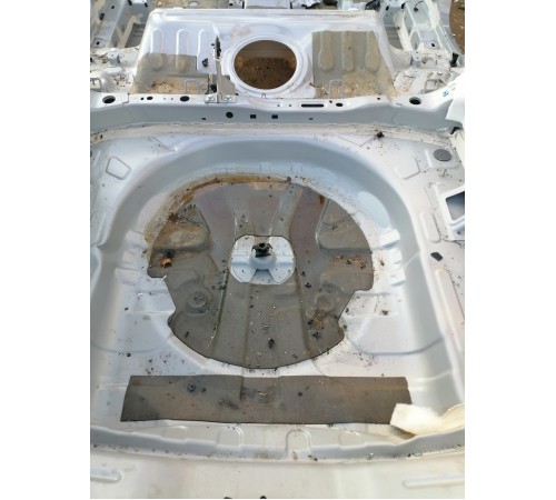 Ниша багажника запасного колеса