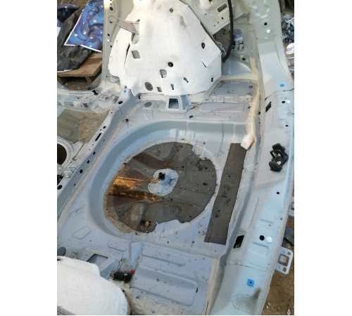 Ниша багажника запасного колеса