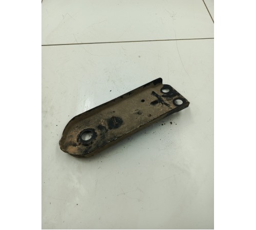 Кронштейн подрамника правый