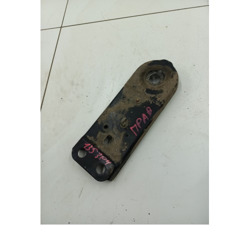 Кронштейн подрамника правый