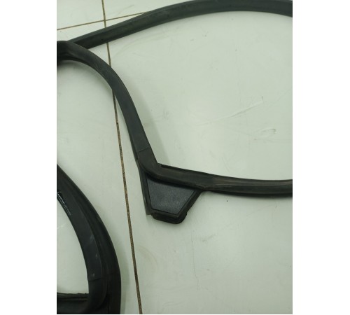 Уплотнитель стекла двери задний левый