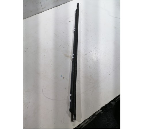 Уплотнитель стекла передний левый (наружный)