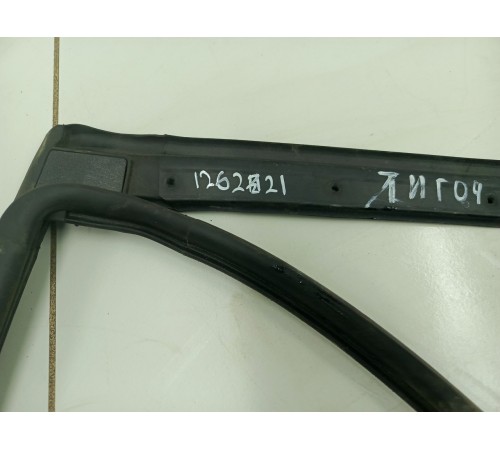 Уплотнитель стекла двери задний левый