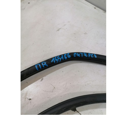 Уплотнитель двери передний правый