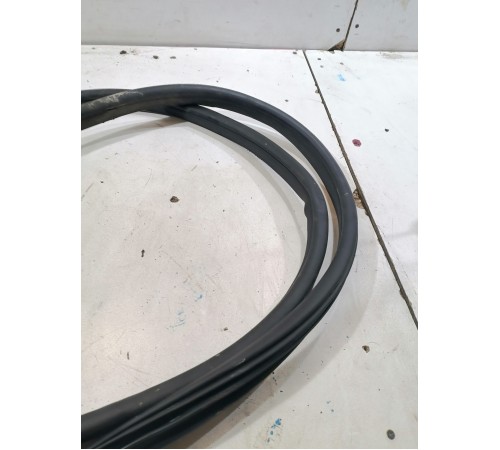 Уплотнитель двери передний правый