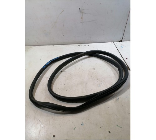 Уплотнитель двери передний правый