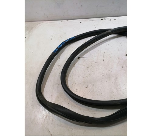 Уплотнитель двери передний правый