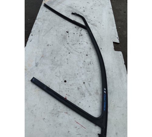 Уплотнитель стекла двери передний правый