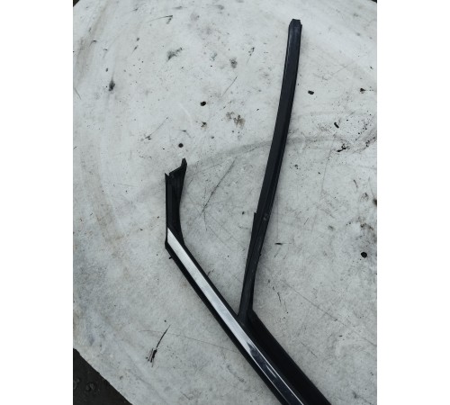 Уплотнитель стекла двери передний правый