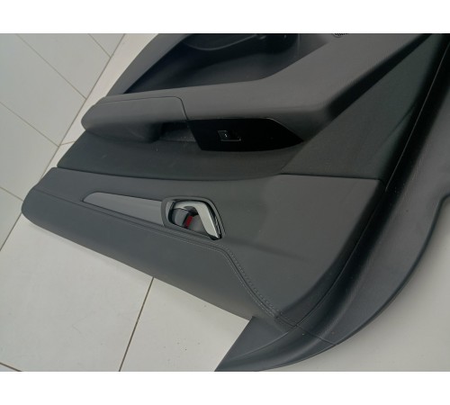 Обшивка двери передняя правая