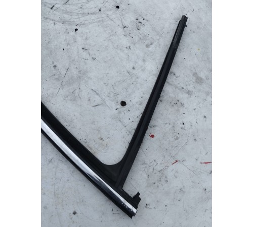 Уплотнитель стекла двери передний правый