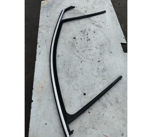 Уплотнитель стекла двери передний правый