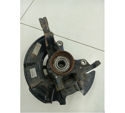 Кулак поворотный передний правый в сборе