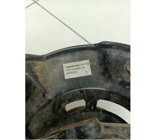 Кулак поворотный передний правый в сборе