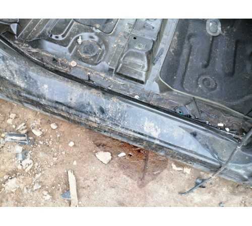 Порог с центральной стойкой правый