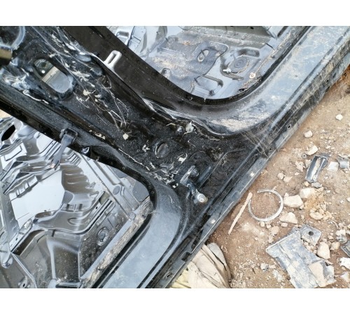 Порог с центральной стойкой правый