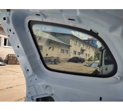 Глухое стекло заднее правое