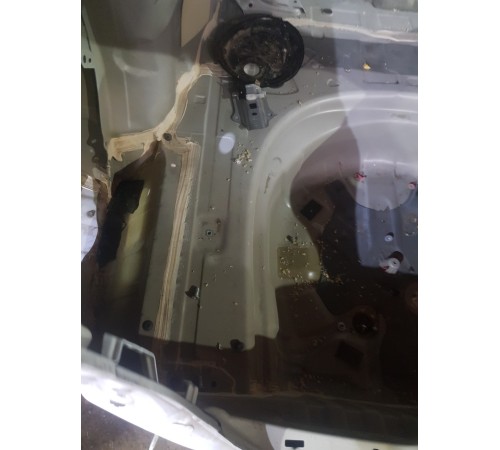 Ниша багажника (запасного колеса)