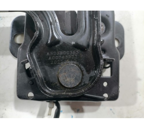 Замок капота