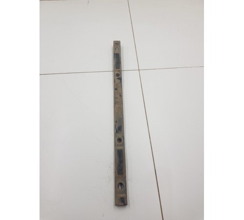 Поперечное крепление топливного бака