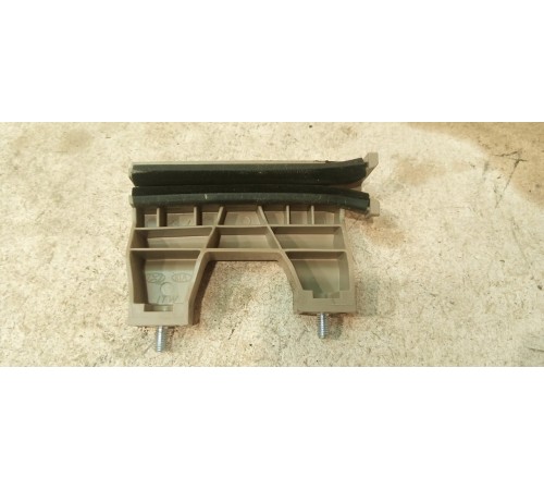 Направляющая стекла двери передней правой