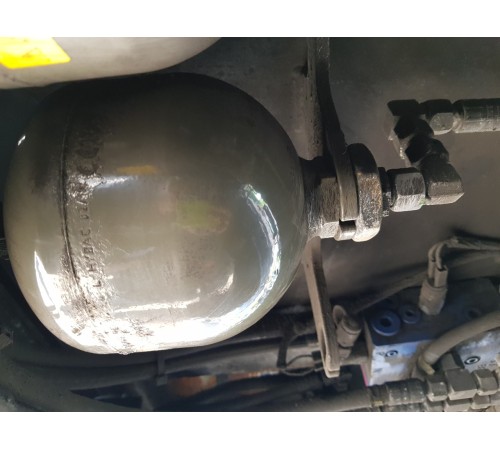 Воздушный ресивер гидравлической системы с клапаном