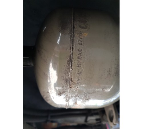 Воздушный ресивер гидравлической системы с клапаном