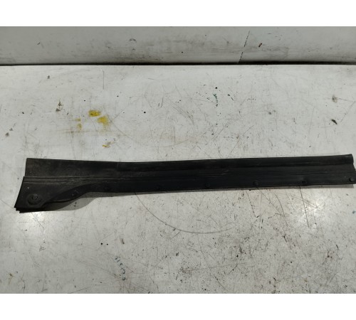 Уплотнитель двери задний правый