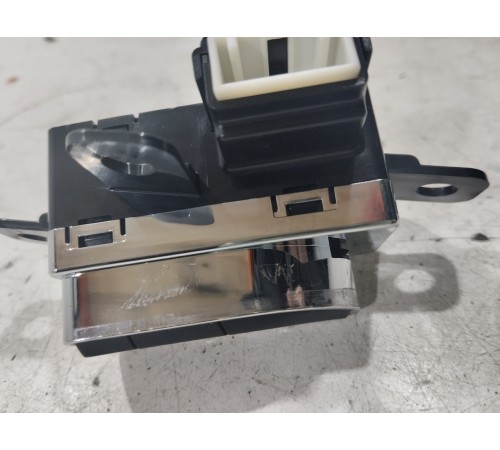 Кнопка памяти сиденья передняя левая