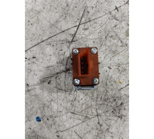 Кнопка закрывания багажника