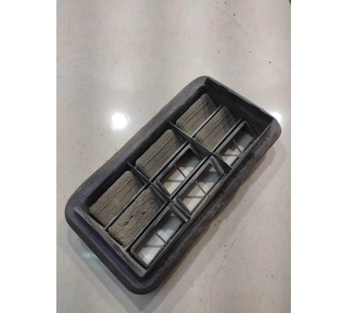 Вентиляционная решётка (задняя, левая)