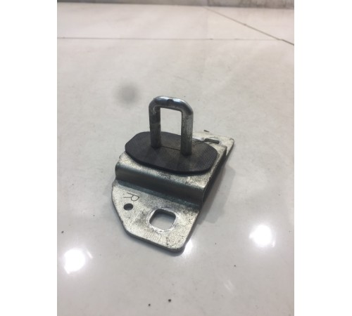 Ответная часть замка багажника