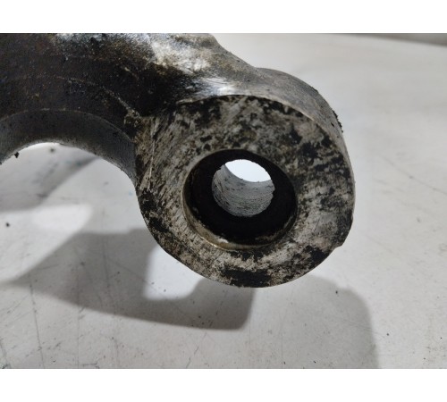 Кулак поворотный передний левый