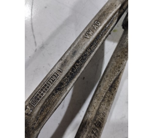 Кулак поворотный передний левый