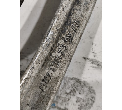 Кулак поворотный передний левый