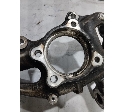 Кулак поворотный передний левый