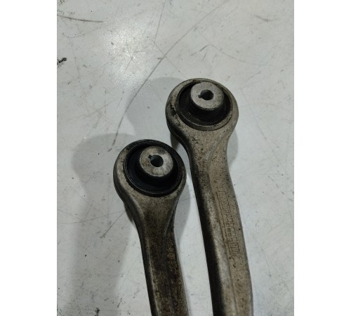 Кулак поворотный передний левый