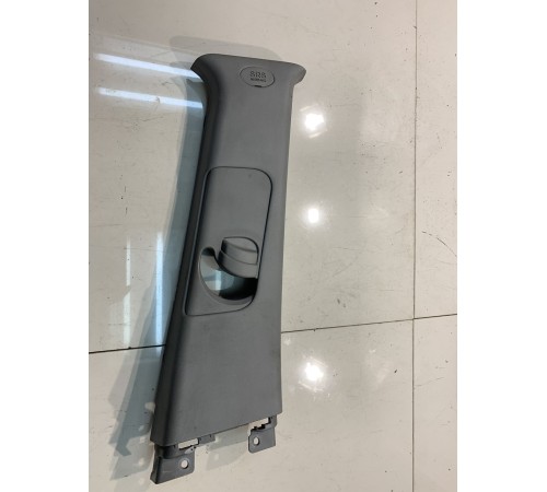 Накладка центральной стойки (правая)