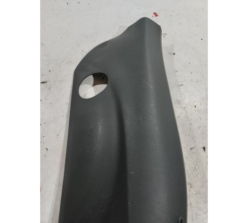 Обшивка задней правой стойки