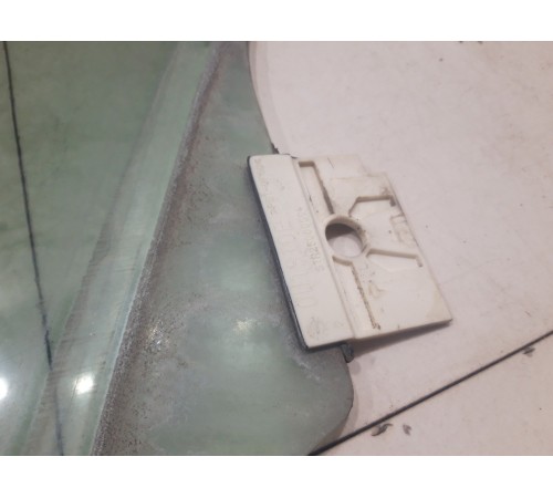 Стекло двери (переднее правое)