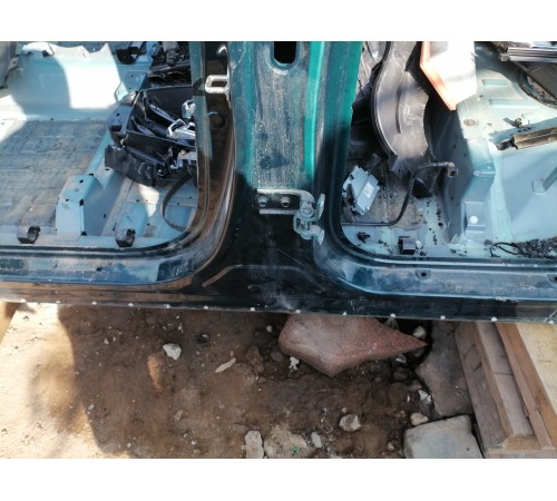 Порог левый с центральной стойкой