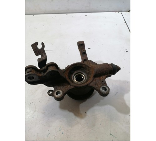 Кулак поворотный передний правый